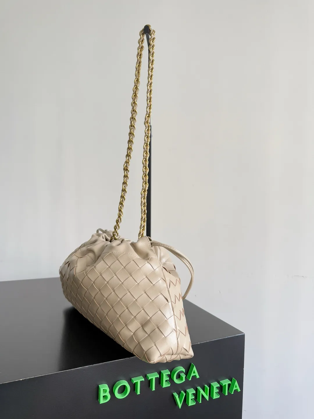 Batch 1680 BOTTEGA VENETA 2025 new women's Dustbag Notte clutch. Dustbag, which has been very popular since its launch, has a chain clause! ! The hand-carrying method is reminiscent of the classic bag type Pouch , light and elegant, the reserved drawstring design allows the bag to be used as an armpit bag, and the chain is longer, which is very suitable for sisters who like to free their hands and carry cross-body backpacks. No matter which way you carry it, you can change the back according to the occasion and your mood that day. It can make the overall outfit more fashionable🪄🪄The body of the bag has also been widened. It is the rainy season and the weather is hot. The bag can easily accommodate a small umbrella and water bottle. The lining is made of nylon, which is light and comfortable to carry, and is very suitable for summer use. Style number: 839394 Size: 33*19*8cm
